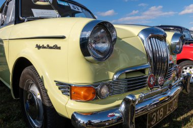 Tarrant Hinton. Dorset. Birleşik Krallık. 25 Ağustos 2022. 1961 'den bir sarı ve siyah Riley Büyük Dorset Buhar Fuarı' nda sergileniyor.