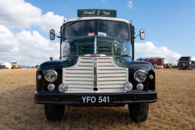 Tarrant Hinton. Dorset. Birleşik Krallık. 25 Ağustos 2022. Leyland birinci nesil bahşiş kamyonu Büyük Dorset Buhar Fuarı 'nda sergileniyor.