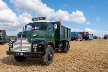 Tarrant Hinton. Dorset. Birleşik Krallık. 25 Ağustos 2022. Leyland birinci nesil bahşiş kamyonu Büyük Dorset Buhar Fuarı 'nda sergileniyor.