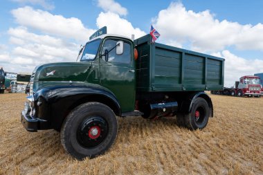 Tarrant Hinton. Dorset. Birleşik Krallık. 25 Ağustos 2022. Leyland birinci nesil bahşiş kamyonu Büyük Dorset Buhar Fuarı 'nda sergileniyor.