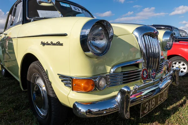 Tarrant Hinton. Dorset. Birleşik Krallık. 25 Ağustos 2022. 1961 'den bir sarı ve siyah Riley Büyük Dorset Buhar Fuarı' nda sergileniyor.