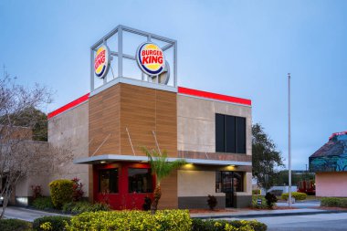 Kissimmee, Florida - 6 Şubat 2022: Burger King Restoran Zinciri Kapanış Tam İnşa Görünümü.