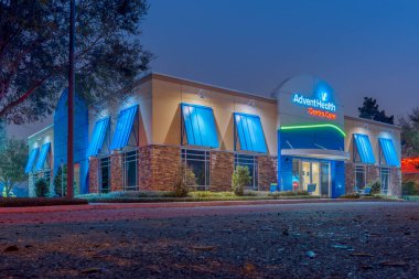 Kissimmee, Florida - 6 Şubat 2022: AdventHealth Medical Center 'ın Yatay Gece Görünümü.