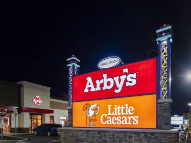 Kissimmee, Florida - 6 Şubat 2022: Orlando, FL 'de Akan Şelaleler ile Cicis Pizza Restoran Binası Dış Görünümü. Cici 's Pizza, aile dostu bir perakende satış restoranıdır..