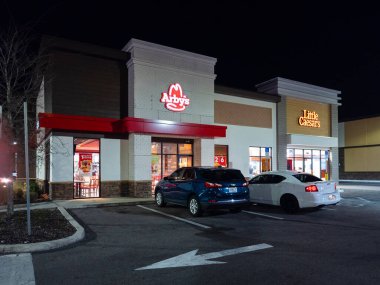 Kissimmee, Florida - 6 Şubat 2022: Orlando, FL 'de Akan Şelaleler ile Cicis Pizza Restoran Binası Dış Görünümü. Cici 's Pizza, aile dostu bir perakende satış restoranıdır..