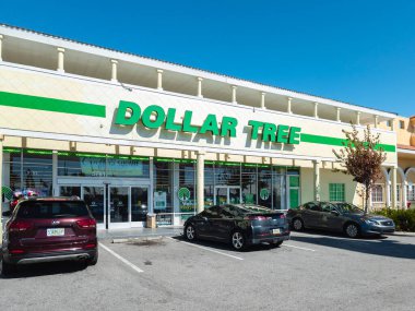 Kissimmee, Florida - 6 Şubat 2022: Orlando, FL 'de Akan Şelaleler ile Cicis Pizza Restoran Binası Dış Görünümü. Cici 's Pizza, aile dostu bir perakende satış restoranıdır..