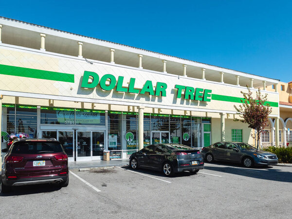 Киссимби, Флорида - 6 февраля 2022 года: вид на здание ресторана Cicis с потоками воды в Орландо, штат Флорида. Cici 's Pizza - это семейная сеть ресторанов розничной торговли.