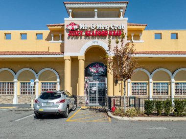 Kissimmee, Florida - 6 Şubat 2022: Orlando, FL 'de Akan Şelaleler ile Cicis Pizza Restoran Binası Dış Görünümü. Cici 's Pizza, aile dostu bir perakende satış restoranıdır..