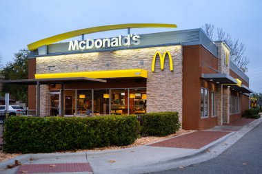Kissimmee, Florida - 6 Şubat 2022: Orlando, FL 'de Akan Şelaleler ile Cicis Pizza Restoran Binası Dış Görünümü. Cici 's Pizza, aile dostu bir perakende satış restoranıdır..