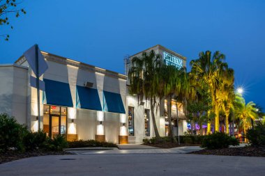 Kissimmee, Florida - 6 Şubat 2022: Orlando, FL 'de Akan Şelaleler ile Cicis Pizza Restoran Binası Dış Görünümü. Cici 's Pizza, aile dostu bir perakende satış restoranıdır..