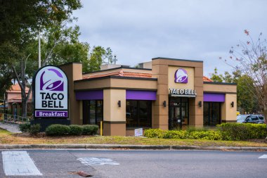 Kissimmee, Florida - 6 Şubat 2022: Orlando, FL 'de Akan Şelaleler ile Cicis Pizza Restoran Binası Dış Görünümü. Cici 's Pizza, aile dostu bir perakende satış restoranıdır..