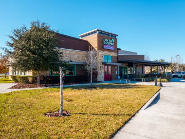 Kissimmee, Florida - 6 Şubat 2022: Orlando, FL 'de Akan Şelaleler ile Cicis Pizza Restoran Binası Dış Görünümü. Cici 's Pizza, aile dostu bir perakende satış restoranıdır..