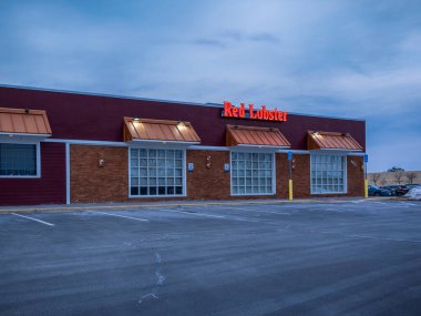Kissimmee, Florida - 6 Şubat 2022: Orlando, FL 'de Akan Şelaleler ile Cicis Pizza Restoran Binası Dış Görünümü. Cici 's Pizza, aile dostu bir perakende satış restoranıdır..