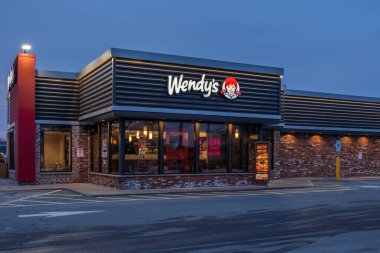 Kissimmee, Florida - 6 Şubat 2022: Orlando, FL 'de Akan Şelaleler ile Cicis Pizza Restoran Binası Dış Görünümü. Cici 's Pizza, aile dostu bir perakende satış restoranıdır..