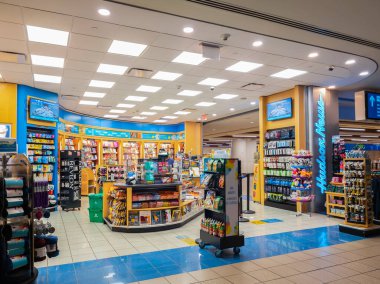 Orlando, Florida - 4 Şubat 2022: Orlando Uluslararası Havaalanı B Terminali 'ndeki Hudson News Store' un Yakından Görünümü (MCO)