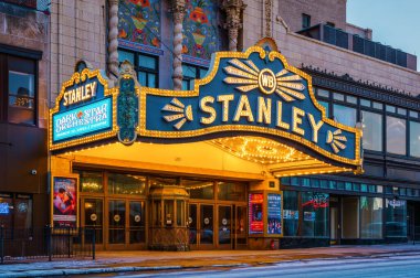 Utica, New York - Stanley Tiyatrosu 'nun yakın plan gece görüntüsü. 1928 yılında Warner Brothers 'ın sahibi olduğu Barok tarzı bir tiyatrodur ve 1976 yılında National Historic Register Place olarak listelenmiştir..