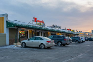 New Hartford, New York - 16 Şubat 2022: Commercial Drive Local Business ve Tony 's Pizzeria & Deli in Foreground. Tony 's New York' un kuzeyinde bir yerel restoran zinciri işletiyor..