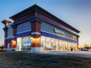 New Hartford, New York - 24 Şubat 2022: Spektrum Showroom 'un Geniş Gece Görüşü Time Warner olarak da bilinir. Spektrum, Charter Communications 'ın bir Amerikan ticari adıdır..