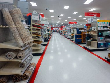 New Hartford, New York - 28 Şubat 2022: Sangertown Alışveriş Merkezi Mobilya Bölümü Mobilya Bölümü.