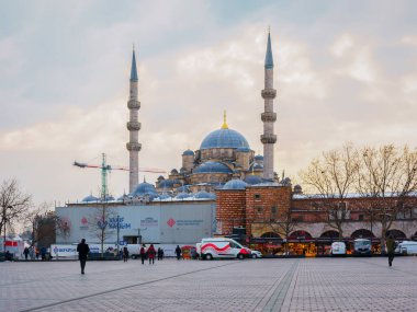 İstanbul, Türkiye - 14 Aralık 2022: Resadiye Caddesi 'ne bakan Fatih Mahallesi' nde Yeni Cami Camii 'nin (önceki adıyla Rustem Pasa) manzarası.