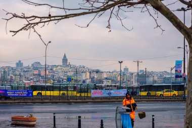 İstanbul, Türkiye - 14 Mart 2022: Altın Boynuza Bakan Ragip Gumuspala Caddesi Yatay Şehir Manzarası.