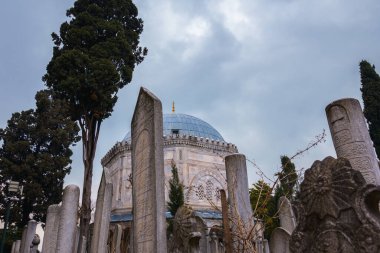 İstanbul, Türkiye - 14 Mart 2022: Süleyman Camii manzarası, bahçeleri, restoranları ve Altın Boynuz üzerinde manzarası olan bir terası olan 16. yüzyıldan kalma Süslü bir mimari.
