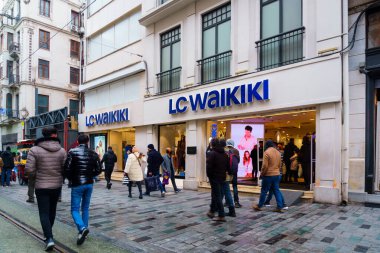 İstanbul, Türkiye - 20 'ye yakın. 2022: Taksim İlçesi 'ndeki Istiklal Caddesi' ndeki LC Waikiki Mağazası 'nın yakın çekim manzarası. İstanbul, Türkiye - 17 Aralık 2022: Historia AVM AVM AVM 'deki LC Waikiki Mağaza Öngörüsü, A Fashion Company 