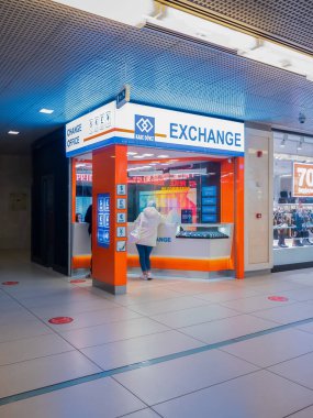 İstanbul, Türkiye - 20 Yıl 2022: Histoira AVM AVM AVM AVM 'deki Kare Dovin Borsa Ofisinin Portre Görünümü.