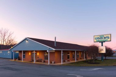 New Hartford, New York - 29 Mar 2022: Symeon 's Restaurant' ın manzarası. Symeon, Utica Bölgesinde Akdeniz Gıda Hizmeti Veren Yunan Aile İş Restoranı.