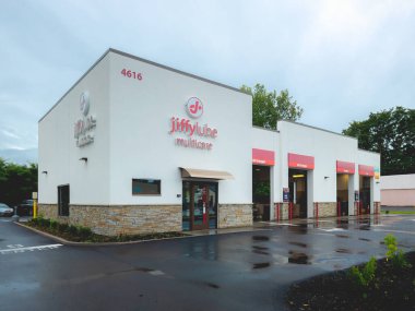 New Hartford, New York - 13 Şubat 2022: Jiffy Lube Oto Hizmet Merkezi Dış Görünümü. Jiffy Lube, Bağımsız Bağımsız olarak çalışan bir Ulusal Zincir İşletmesidir..