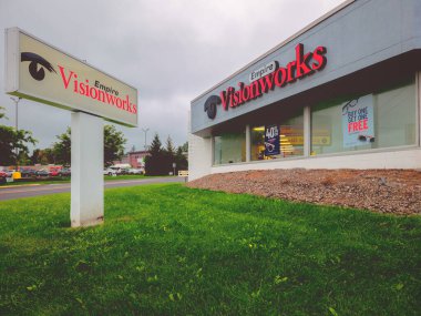 New Hartford, New York - 13 Şubat 2022 Utica Area 'daki en büyük gözlük mağazası olan Empire Visionworks Gözlük Dükkanı Manzarası.