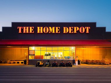 New Hartford, New York - Bölüm 14, 2022: Home Depot Exterior 'un Peyzaj Gecesi Görünümü.