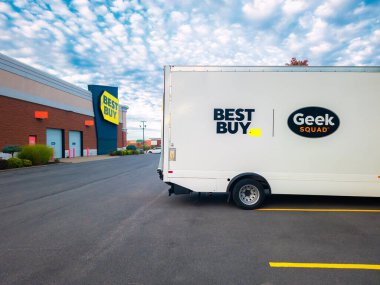 New Hartford, New York - 1 Ekim 2022: Öndeki İnek Takımı Beyaz Kamyonu ve Arkadaki En İyi Satın Alma Binası manzarası.