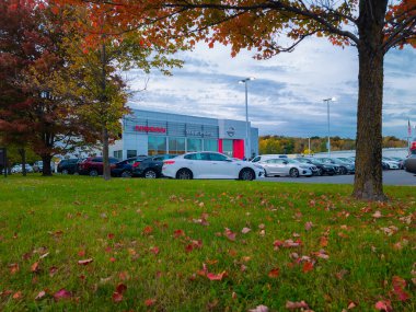 New Hartford, New York - 6 Ekim 2022: Nissan Steet Ponte 'nin Güz Manzarası Önüne Yeni Otomobiller Park Edilmiş Dış Yapı.