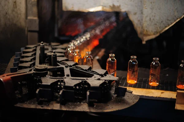 Fábrica para a produção de garrafas de vidro — Fotografia de Stock
