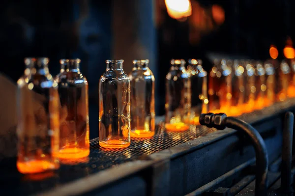 Завод з виробництва скляних пляшок — стокове фото