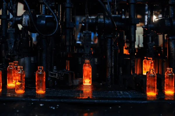 Fabriek voor de productie van glazen flessen — Stockfoto