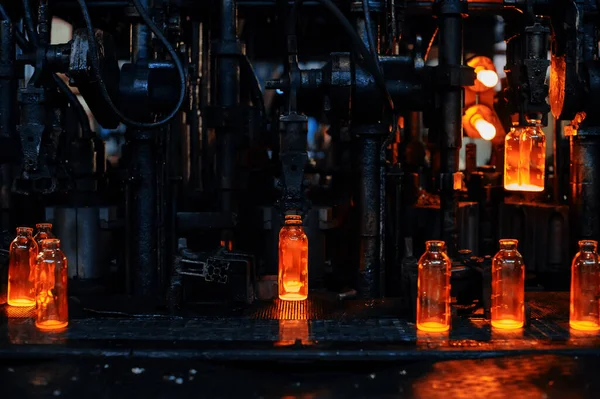 Fabrik für die Herstellung von Glasflaschen — Stockfoto