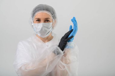 Doktorlar hastanede mavi lastik eldiven verdiler.