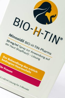 Hamburg, Almanya - 21 Ağustos 2021: Bio-H-Tin Pharma Minoxidil Spray