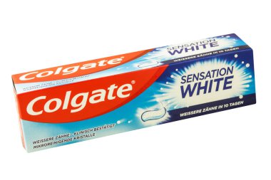 Hamburg, Almanya - 7 Ağustos 2021: Colgate Diş macunu Duyusu Beyazı beyaz zemin üzerinde izole edildi