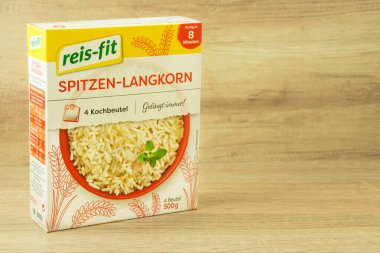 Hamburg, Almanya - 1 Ağustos 2021: Tahta zemin üzerinde Reis-fit Spitzen Langkorn pirinci