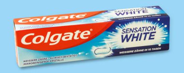 Hamburg, Almanya - 7 Ağustos 2021: Colgate Diş macunu Sansasyonu Whitend