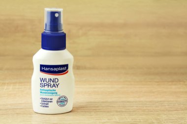 Hamburg, Almanya - 1 Ağustos 2021 Hansaplast Wundspray dezenfeksiyon ve ahşap arka planda temizlik spreyi