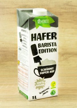 Hamburg, Almanya - 1 Ağustos 2021: Alman Barista versiyonu Vemond vegan yulaf içeceği