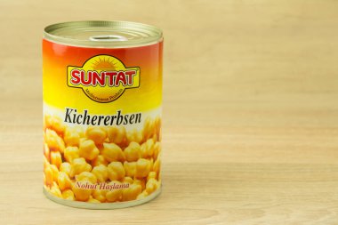 Hamburg, Almanya - 1 Ağustos 2021: Alman Suntat Kichererbsen nohutları ahşap arka planda bir teneke kutuda