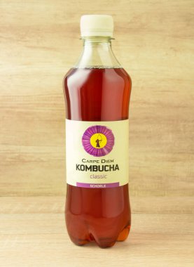 Hamburg, Almanya - 1 Ağustos 2021: Kombucha Carpe Diem Ahşap zemin üzerinde karışık içecek