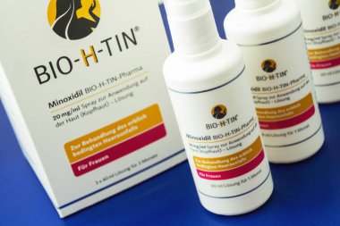 Hamburg, Almanya - 21 Ağustos 2021: Bio-H-Tin Pharma Minoxidil Spray