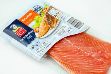 Hamburg, Almanya - Ekim 12021: Somon Alabalığı Altın Deniz Ürünleri ve GGGN