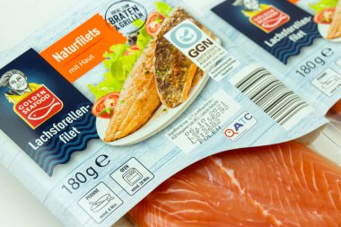 Hamburg, Almanya - Ekim 12021: Somon Alabalığı Altın Deniz Ürünleri ve GGGN